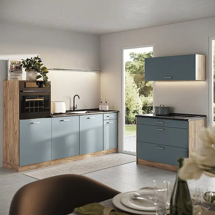 Küchenzeile R-Line 220 cm Blau-Grau Art.-Nr. 67434 -  - Moderne Küche mit blaugrauen Fronten und Holzdekor, inklusive Backofen und Spülbecken.