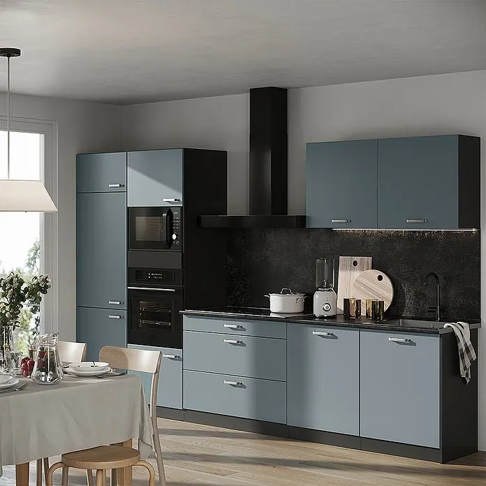 Küchenzeile R-Line 340 cm Blau-Grau Art.-Nr. 67336 -  - Moderne Küche mit blau-grauen Schränken, schwarzen Arbeitsplatten und integriertem Backofen, Mikrowelle und Kochfeld. Ein Esstisch ist im Vordergrund.