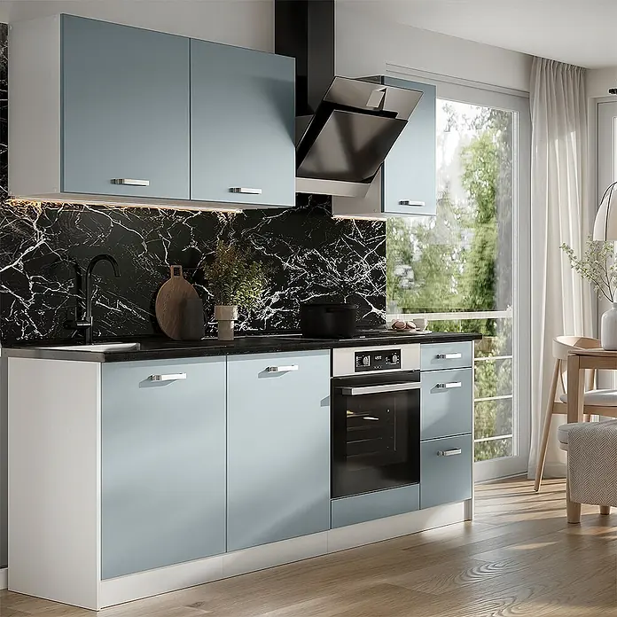 Küchenzeile R-Line 220 cm Blau-Grau Art.-Nr. 67142 -  - Hellblaue und weiße Küchenschränke mit schwarzem Marmor-Spritzschutz, integrierter Spüle und Backofen, in einer hellen Küchenszene.