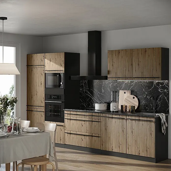 Küchenzeile R-Line 340 cm Artisan-Eiche Art.-Nr. 67326 -  - Moderne Küche mit vertikalen Holzlamellenschränken, schwarzen Geräten und schwarzer Marmor-Rückwand.