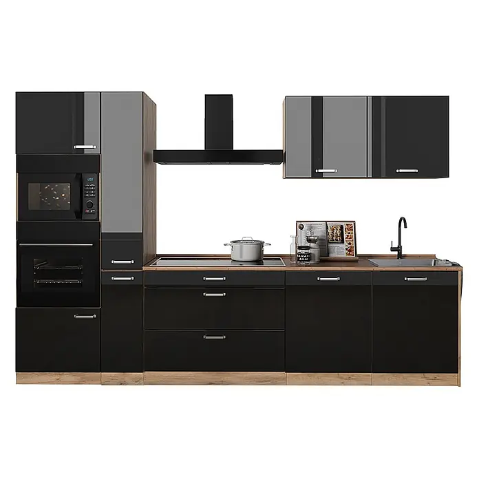 Küchenzeile R-Line 310 cm Schwarz Hochglanz Art.-Nr. 66446 -  - Moderne schwarze Küche mit Holzdekor, glänzend schwarzen und grauen Schränken, integrierter Mikrowelle, Backofen, Kochfeld und Spüle.