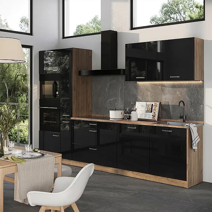 Küchenzeile R-Line 310 cm Schwarz Hochglanz Art.-Nr. 66446 -  - Moderne Küche mit glänzend schwarzen Schränken, Holzakzenten, integriertem Backofen/Mikrowelle und dunkler Arbeitsplatte.