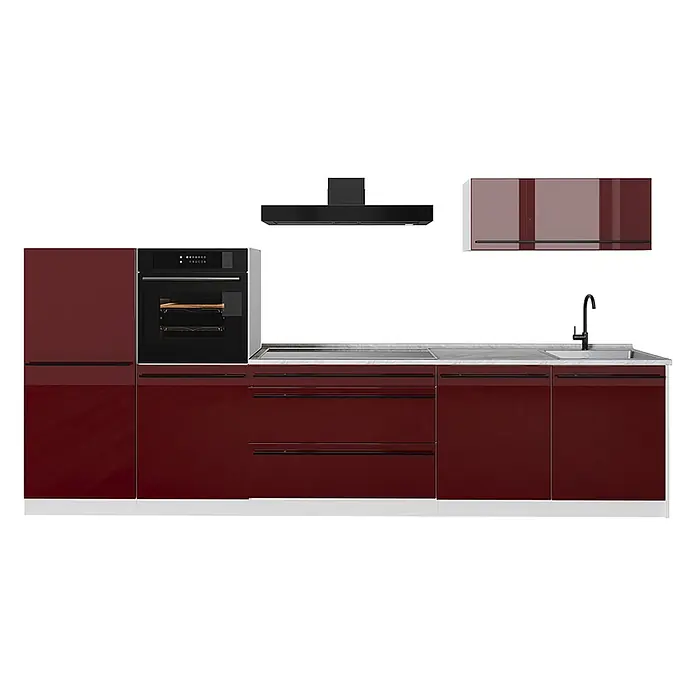 Küchenzeile R-Line 340 cm Rot Hochglanz Art.-Nr. 66544 -  - Moderne Küche mit hochglänzenden dunkelroten Schränken, integriertem schwarzem Ofen, Kochfeld, schwarzer Dunstabzugshaube und heller Arbeitsplatte mit schwarzem Hahn.