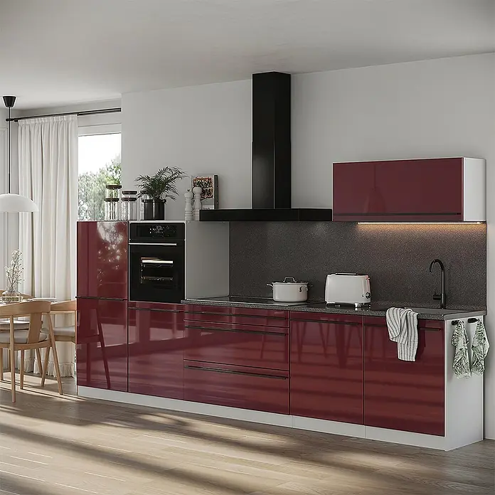 Küchenzeile R-Line 340 cm Rot Hochglanz Art.-Nr. 66541 -  - Moderne Küche mit hochglänzenden weinroten Schränken, integriertem Ofen und schwarzer Dunstabzugshaube.