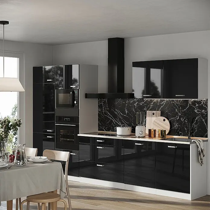 Küchenzeile R-Line 340 cm Schwarz Hochglanz Art.-Nr. 66592 -  - Moderne Küche mit hochglanzschwarzen Schränken, schwarzer Marmor-Rückwand und integrierten Geräten.