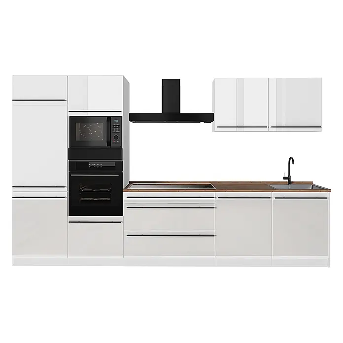 Küchenzeile R-Line 340 cm Weiß Hochglanz Art.-Nr. 66594 -  - Moderne weiße Küchenmöbel mit integrierten schwarzen Geräten, Holzarbeitsplatte und Spüle mit schwarzem Wasserhahn.