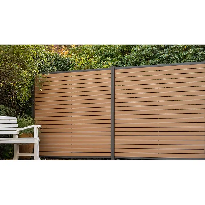 GartenLand Rhombus WPC Zaun Stockholm ca. 180x180 cm Karamellbraun Silber -  - Brauner Sichtschutzzaun mit horizontalen Lamellen und dunklen Pfosten, im Garten neben einer weißen Bank.