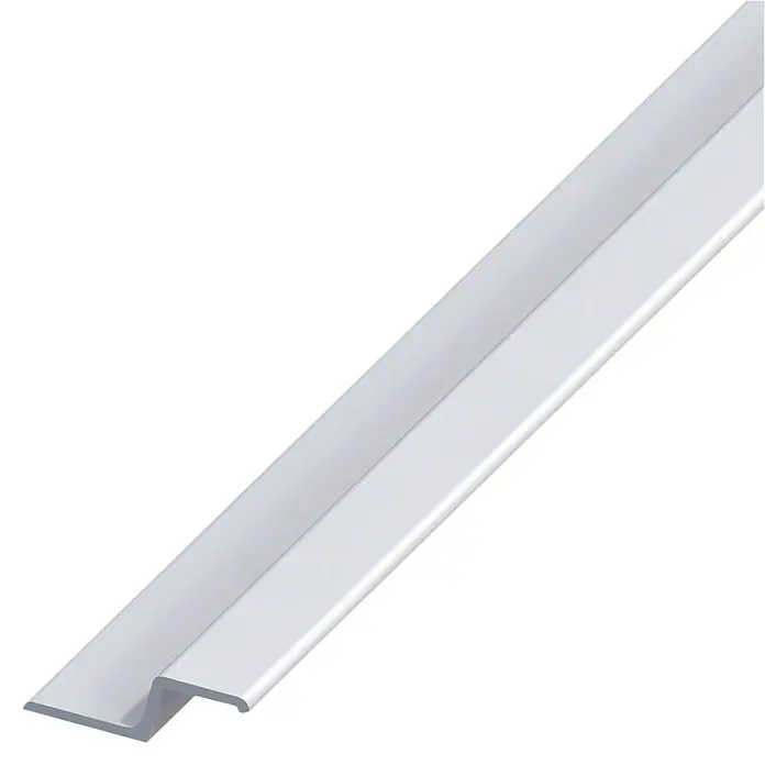 Kantoflex Griffprofil - 2.500 x 40 x 13 mm, Silber - Das Bild zeigt ein weißes Dichtungsprofil, das zur Abdichtung von Duschkabinen oder anderen Glasflächen verwendet wird.