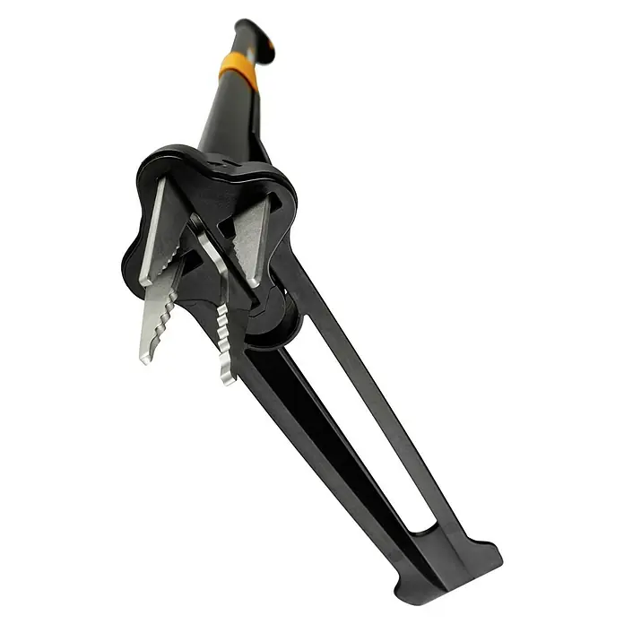 Fiskars Xact Unkrautstecher - Mit Greifarmen, Länge: 100 cm - Nahaufnahme eines Gemüseschneiders mit Klingen aus rostfreiem Stahl und schwarzem Griff für effizientes Schneiden in der Küche.