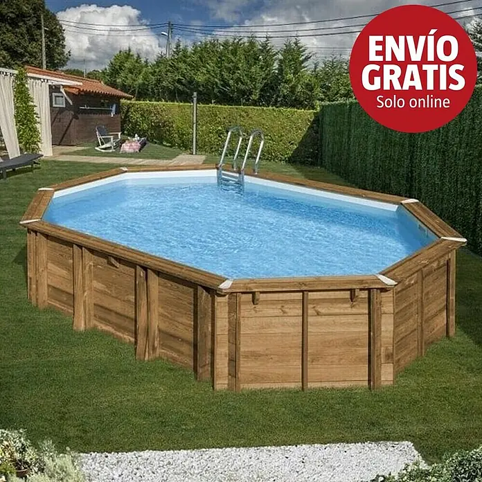 Gre Piscina de madera Avocado - L x An x Al: 656 x 456 x 131 cm, Natural, 24.700 l - Piscina elevada octogonal de madera con agua azul y escalera, situada en un césped verde.