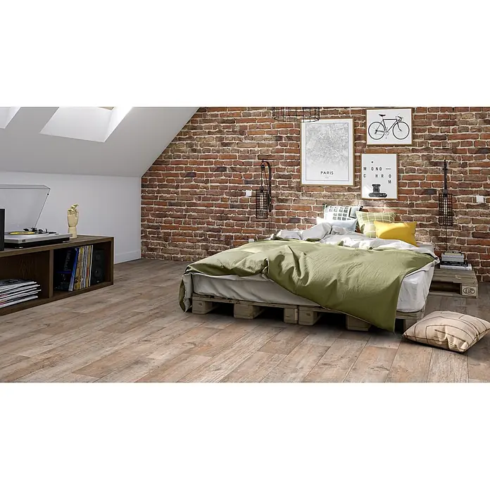 PVC-Boden Meterware Vinylboden 4m Diele Eiche creme grau antik -  - Hellbrauner, rustikaler Holzdielenboden, verlegt in einem Schlafzimmer im Dachgeschoss.