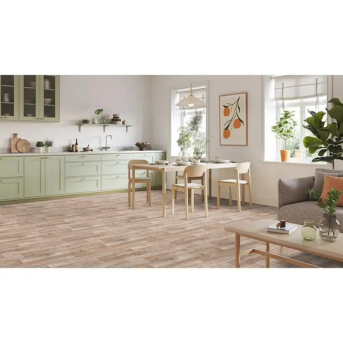 PVC-Boden Meterware Vinylboden 4m Diele Eiche creme grau antik -  - Helle, rustikale Holzdielenoptik-Böden in einer modernen Küche und einem Wohnbereich.