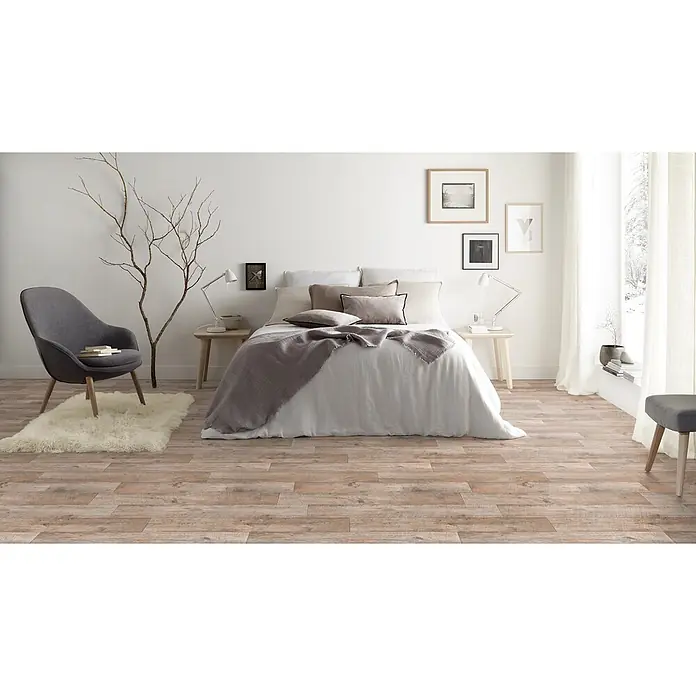PVC-Boden Meterware Vinylboden 4m Diele Eiche creme grau antik -  - Heller, rustikaler Holzboden in einem modernen Schlafzimmer.