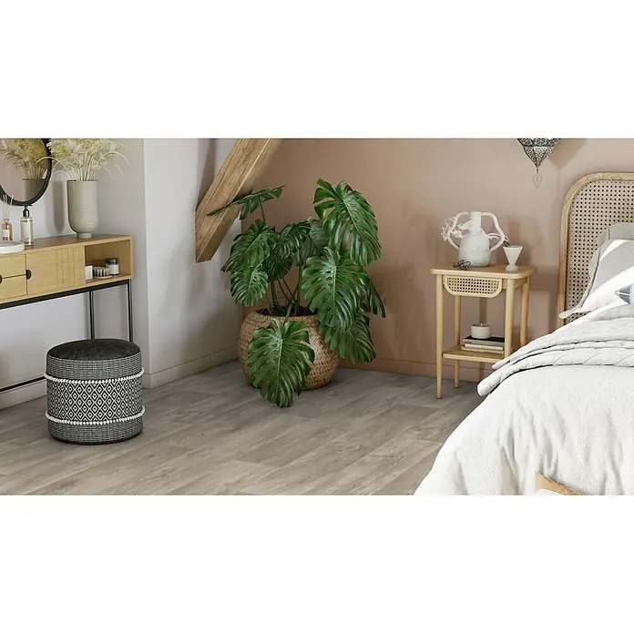 PVC-Boden Meterware Vinylboden 2m Diele Eiche grau antik -  - Runder schwarz-weiß gemusterter Pouf und helle Holzmöbel in einem natürlichen Schlafzimmer.