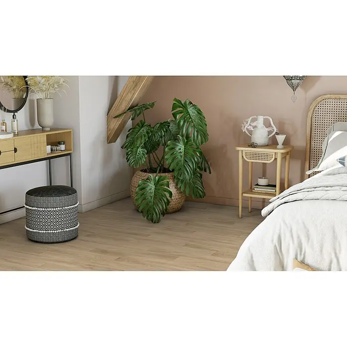 PVC-Boden Meterware Vinylboden 4m Diele Eiche natur -  - Gemütliches Schlafzimmer mit hellem Holzboden, großer Monstera-Pflanze und Naturholzmöbeln, die eine ruhige, erdige Atmosphäre schaffen.