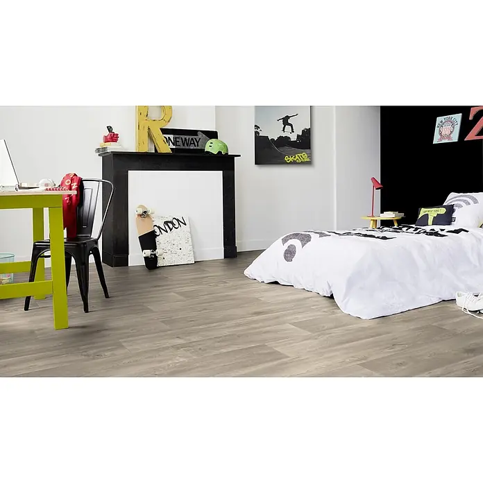 PVC-Boden Meterware Vinylboden 2m Diele Eiche grau antik -  - Heller Laminatboden in Holzoptik mit naturfarbenen Grautönen, verlegt in einem modernen Raum.
