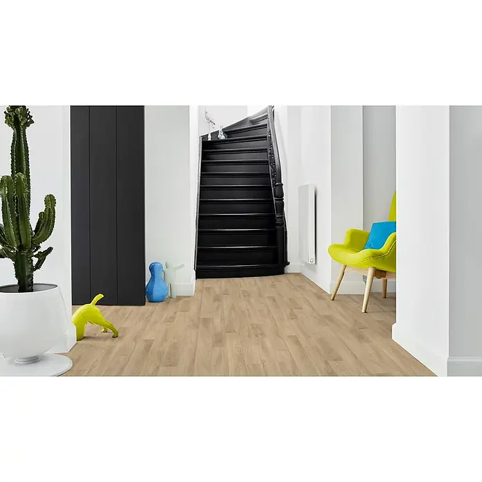 PVC-Boden Meterware Vinylboden 4m Diele Eiche natur -  - Helle Holzfußbodenplanken in einem modernen Flur, passend zu schwarzer Treppe und farbigen Möbeln.