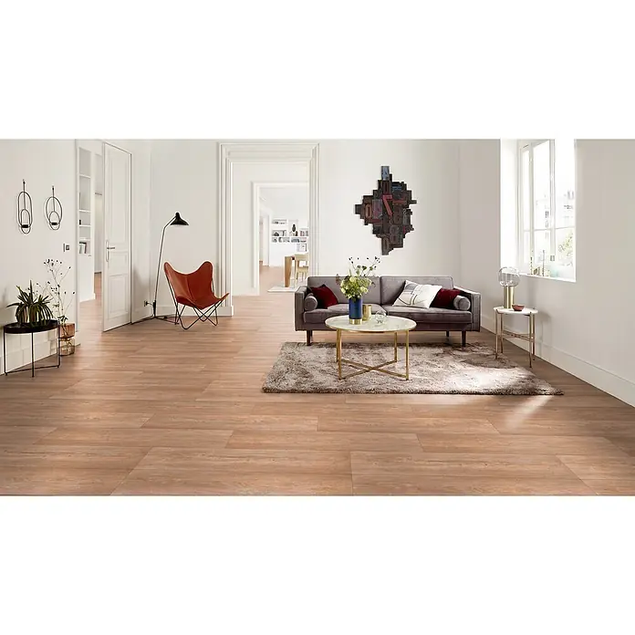 PVC-Boden Meterware Vinylboden 2m Diele Kiefer dunkel antik -  - Warmer, hellbrauner Holzoptik-Boden in einem geräumigen Wohnzimmer, der eine gemütliche Atmosphäre schafft.