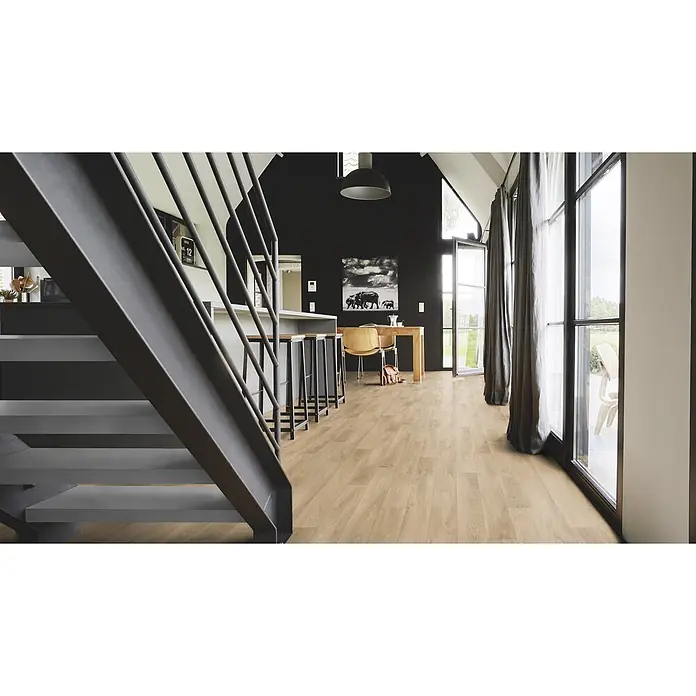 PVC-Boden Meterware Vinylboden 4m Diele Eiche natur -  - Heller Laminatboden in Holzoptik in einem modernen Wohnraum mit dunkler Akzentwand und großen Fenstern.