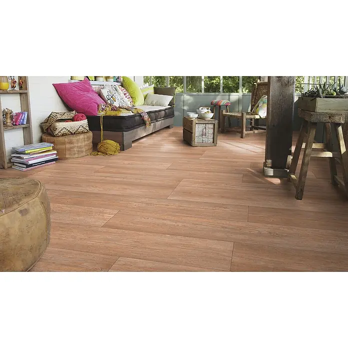 PVC-Boden Meterware Vinylboden 2m Diele Kiefer dunkel antik -  - Warme, rötlich-braune Holzoptik-Dielen bedecken den Boden eines gemütlichen, rustikalen Wohnraums.