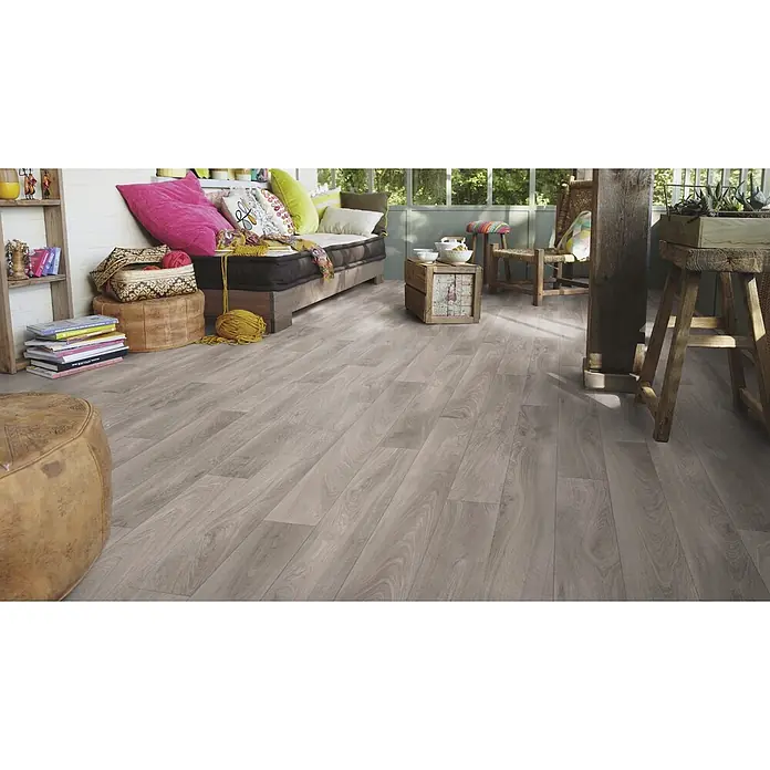 PVC-Boden Meterware Vinylboden 4m Diele Eiche grau -  - Helles, grau meliertes Laminat in Holzoptik bedeckt den Boden eines gemütlichen, sonnigen Raumes und verstärkt dessen warme Atmosphäre.