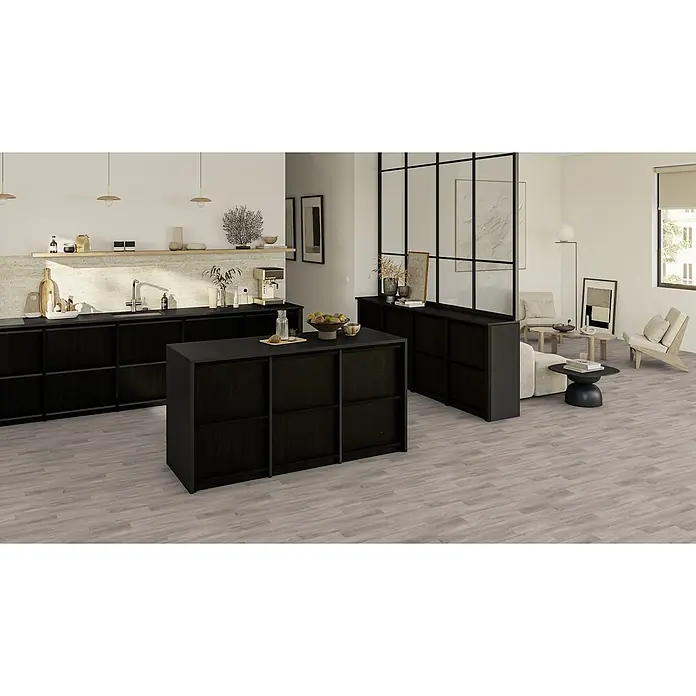 PVC-Boden Meterware Vinylboden 4m Diele Eiche grau -  - Helles graues Holzplanken-Bodenbelag bedeckt eine moderne Küche und einen Wohnbereich für einen natürlichen Look.