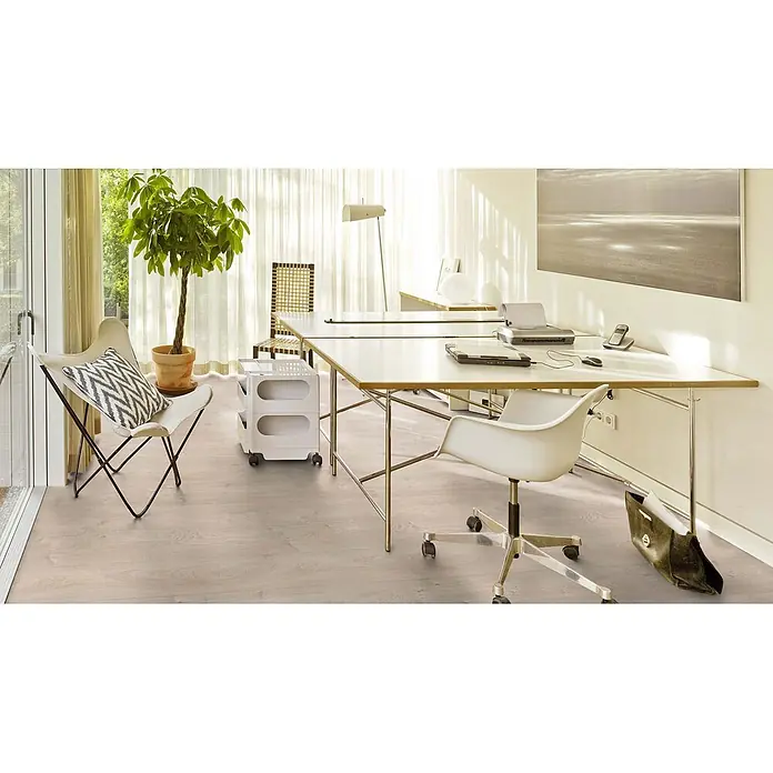 PVC-Boden Meterware Vinylboden 2m Holzoptik Diele Eiche hell beige -  - Heller Holzboden in einem sonnigen Heimbüro mit Schreibtisch und Pflanze.