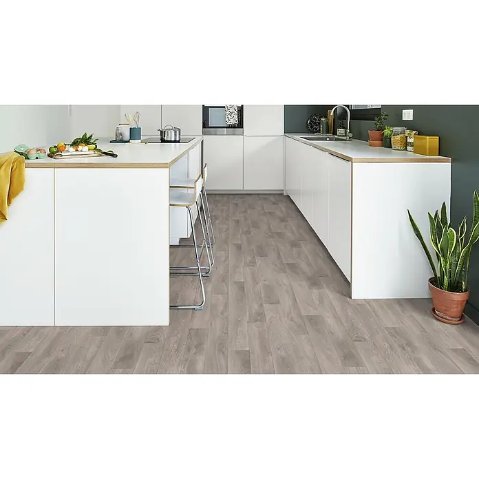 PVC-Boden Meterware Vinylboden 4m Diele Eiche grau -  - Helles graues Bodenbelag in Holzoptik in einer modernen Küche, das seine natürliche Maserung zeigt.