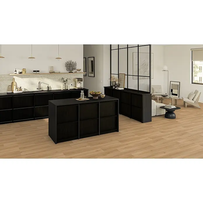 PVC-Boden Meterware Vinylboden 2m Diele Eiche dunkel rustikal -  - Heller brauner Holzboden verbindet nahtlos eine moderne Küche und einen Wohnbereich, zeigt seinen Naturton und sein Dielenmuster.