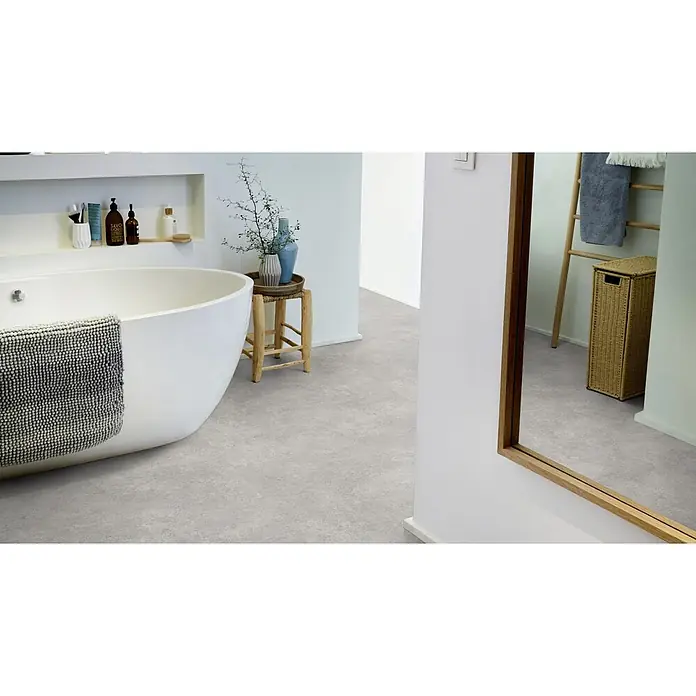 PVC-Boden Meterware Vinylboden 4m Betongrau hell -  - Hellgraue Bodenfliesen in Steinoptik in einem modernen Badezimmer verlegt.