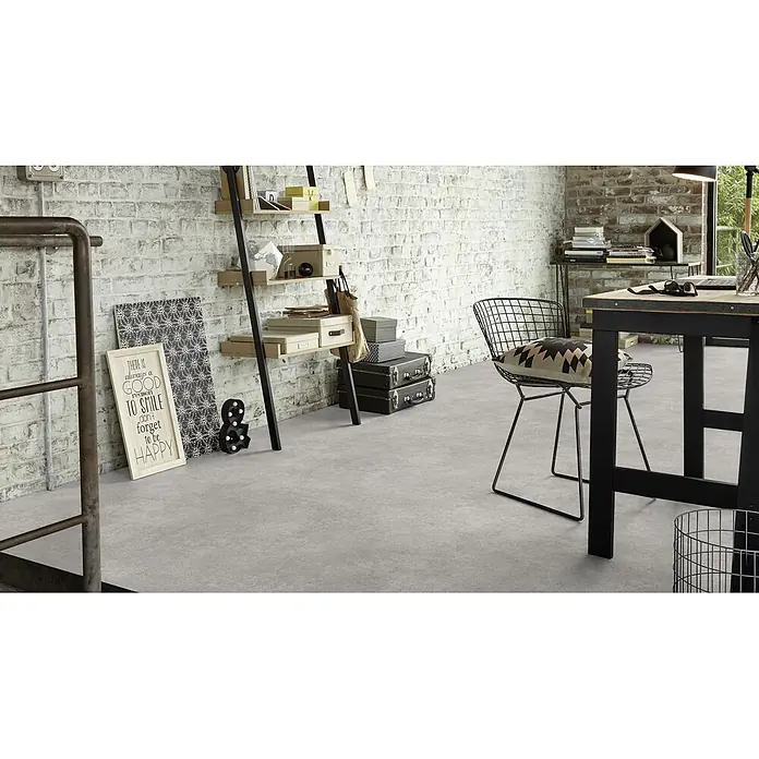 PVC-Boden Meterware Vinylboden 4m Betongrau hell -  - Hellgrauer Boden in Betonoptik in einem Raum im Industriestil mit Ziegelwänden.