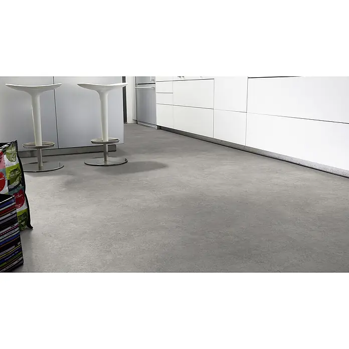 PVC-Boden Meterware Vinylboden 4m Betongrau hell -  - Moderner Küchenboden in Hellgrau mit Betonoptik, sichtbar mit weißen Schränken und Barhockern.
