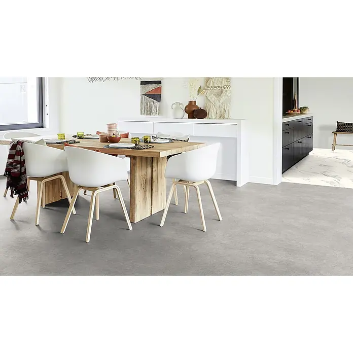 PVC-Boden Meterware Vinylboden 4m Betongrau hell -  - Hellgrauer Boden im Esszimmer, mit weißem Marmorboden in der angrenzenden Küche.