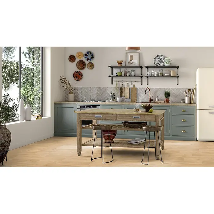PVC-Boden Meterware Vinylboden 4m Diele Eiche hell -  - Hellbraune Kücheninsel aus Holz mit Schubladen und offenen Regalen in einer salbeigrünen Küche.