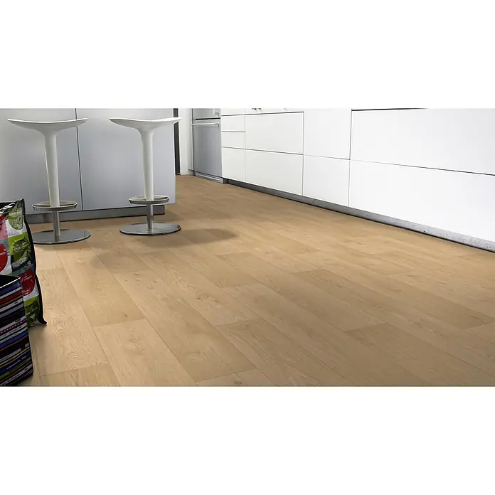 PVC-Boden Meterware Vinylboden 4m Diele Eiche hell -  - Helle Holzoptik-Bodenplanken in einer modernen Küche, unter weißen Schränken und zwei Barhockern verlegt.