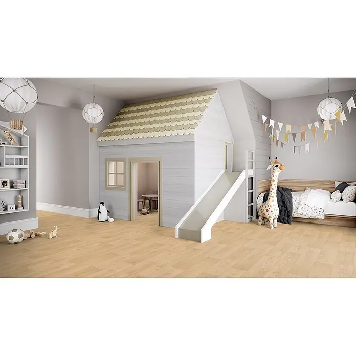 PVC-Boden Meterware Vinylboden 4m Diele Eiche hell -  - Heller Holzfußboden in einem spielerischen Kinderzimmer mit Spielhaus, Rutsche und Spielzeug.