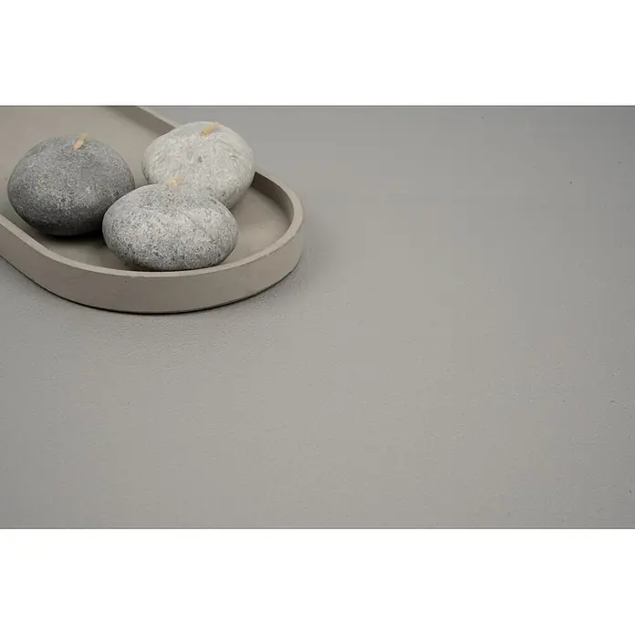 PVC-Boden Meterware Vinylboden 2m Steinoptik Betonoptik grau -  - Drei graue, stein-strukturierte runde Kerzen auf einem grauen, organisch geformten Tablett.