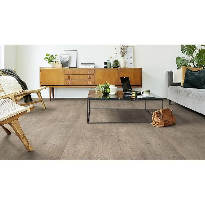 PVC-Boden Meterware Vinylboden 2m Holzoptik Diele Eiche hell-grau -  - Hellgrauer Holzboden in einem modernen Wohnzimmer, passend zu Möbeln und Einrichtung.