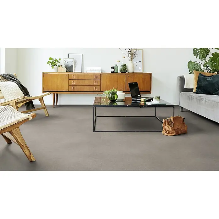 PVC-Boden Meterware Vinylboden 4m Beton grau -  - Moderner grauer Bodenbelag in einem Wohnzimmer mit Holzmöbeln und grauem Sofa.