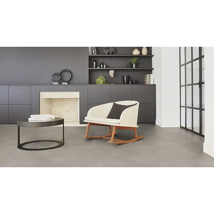 PVC-Boden Meterware Vinylboden 4m Beton grau -  - Grauer, Betonoptik-Bodenbelag in einem modernen Wohnzimmer mit minimalistischen Möbeln.