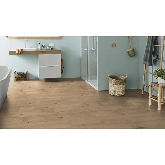 PVC-Boden Meterware Vinylboden 4m Diele Eiche hell rustikal -  - Hellbrauner Bodenbelag in Holzoptik in einem modernen Badezimmer mit Waschtisch, Badewanne und Dusche.