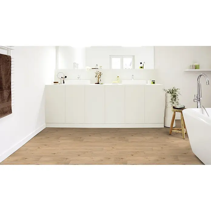 PVC-Boden Meterware Vinylboden 4m Diele Eiche hell rustikal -  - Hellbrauner Laminatboden in Holzoptik, verlegt in einem modernen Badezimmer.
