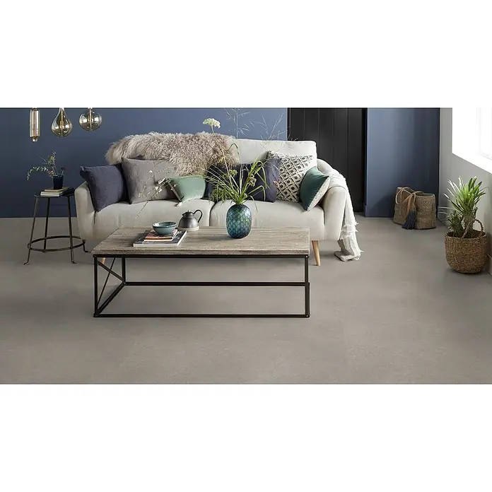 PVC-Boden Meterware Vinylboden 4m Beton grau -  - Hellgrauer Beton-Effekt Bodenbelag in einem modernen Wohnzimmer.
