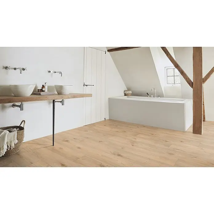 PVC-Boden Meterware Vinylboden 4m Diele Eiche hell rustikal -  - Heller Holzboden in einem modernen Badezimmer mit Badewanne und Doppelwaschbecken.