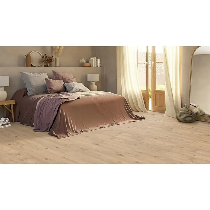 PVC-Boden Meterware Vinylboden 4m Diele Eiche hell rustikal -  - Helle Holzoptik-Bodenplatten bedecken einen Schlafzimmerboden und führen zu einer sonnenbeschienenen Balkontür.