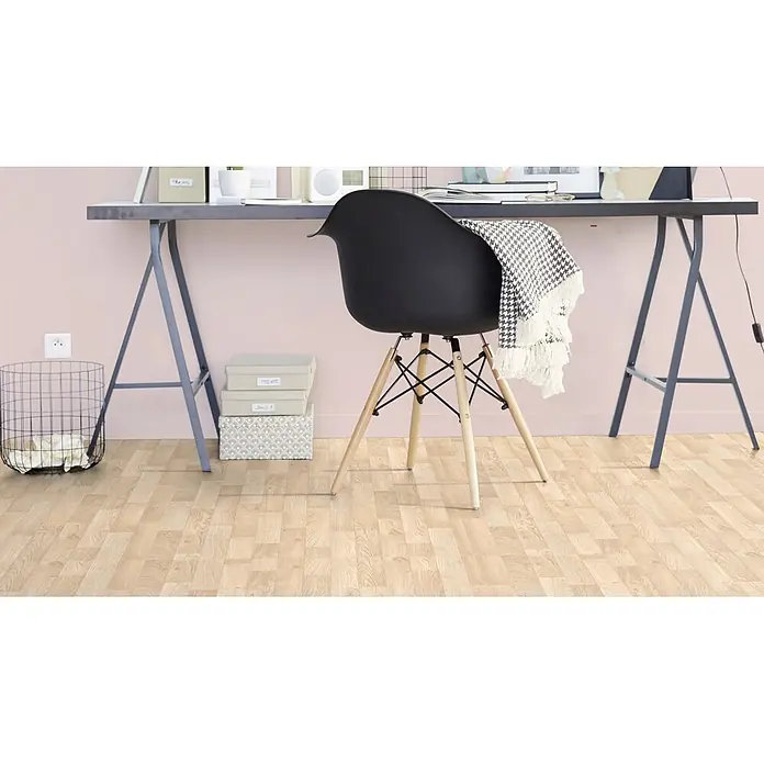 PVC-Boden Meterware Vinylboden 4m Diele Eiche hell creme weiss -  - Heller Laminatboden in Holzoptik in einem modernen Home-Office mit Schreibtisch und Stuhl.