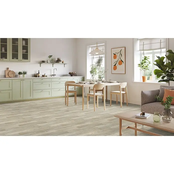 PVC-Boden Meterware Vinylboden 4m Diele Eiche hell weiss rustikal -  - Heller Dielenboden in Holzoptik in einer modernen Küche und Essbereich, passend zu hellgrünen Schränken und Naturholzmöbeln.