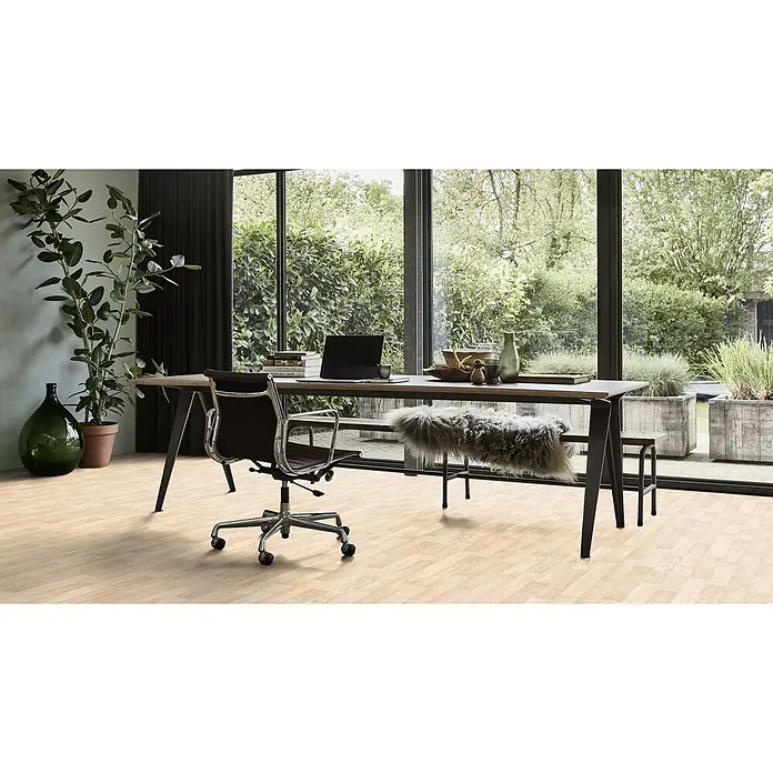 PVC-Boden Meterware Vinylboden 4m Diele Eiche hell creme weiss -  - Heller Holzboden in einem modernen Heimbüro mit Schreibtisch und Gartenblick.