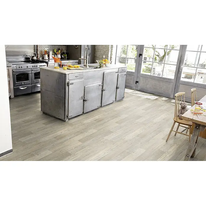 PVC-Boden Meterware Vinylboden 4m Diele Eiche hell weiss rustikal -  - Heller Holzboden in einer geräumigen Küche im rustikalen Stil.