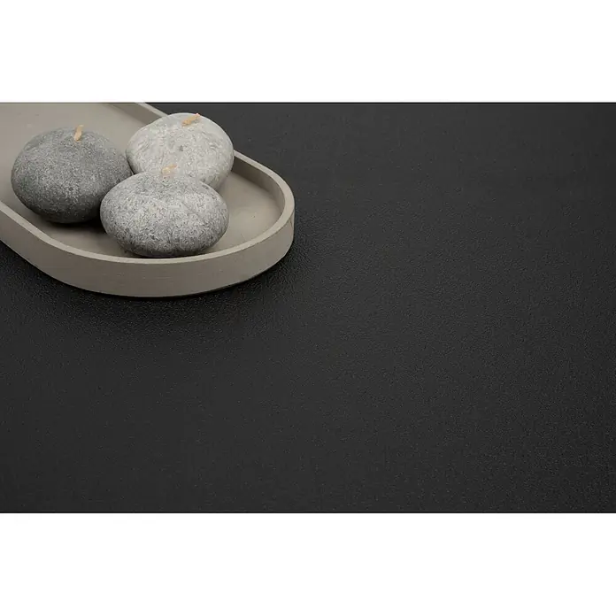 PVC-Boden Meterware Vinylboden 2m Steinoptik Betonoptik schwarz -  - Drei runde, graue Kerzen in Steinoptik mit Dochten, auf einem hellgrauen Tablett.